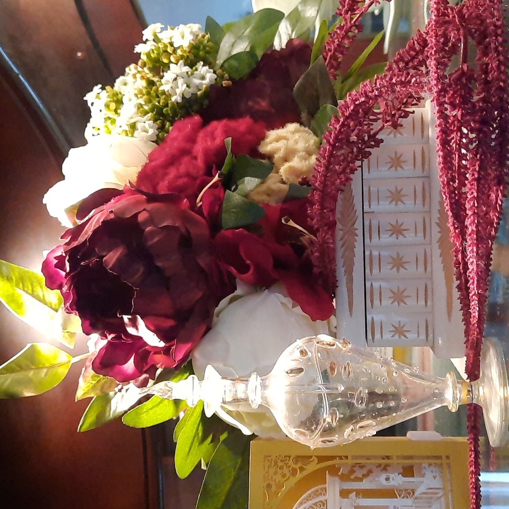 Burgandy off-white bouquet - Picture 4 of 5